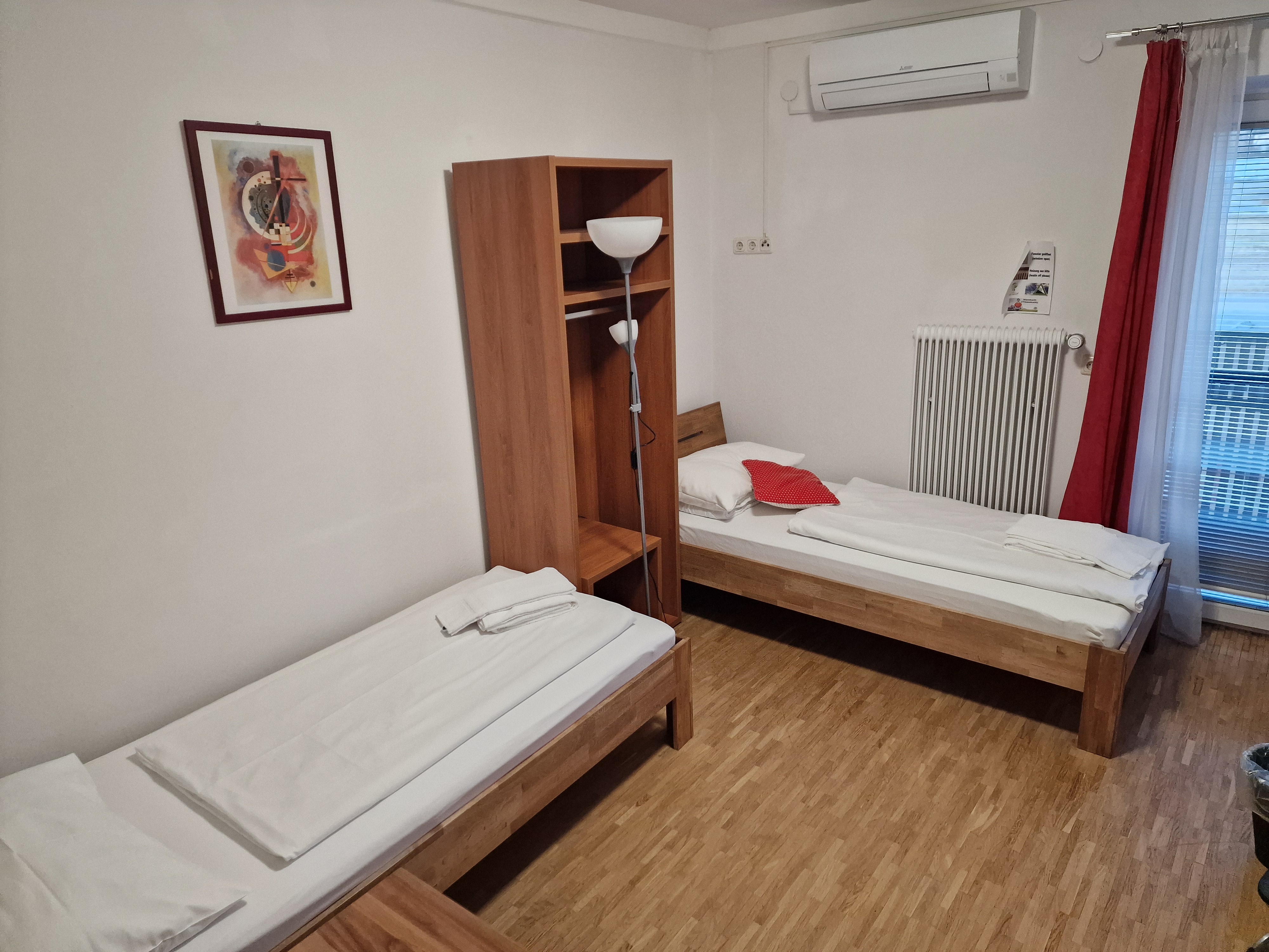 Zimmer 6 (Verbindungstür zu Zimmer 7 möglich)